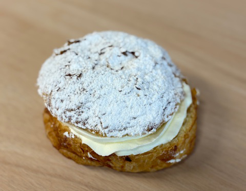 Fastelavnsbolle m. fløde,creme og hindbær