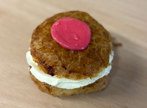 Fastelavnsbolle m. fløde,creme og jordbær